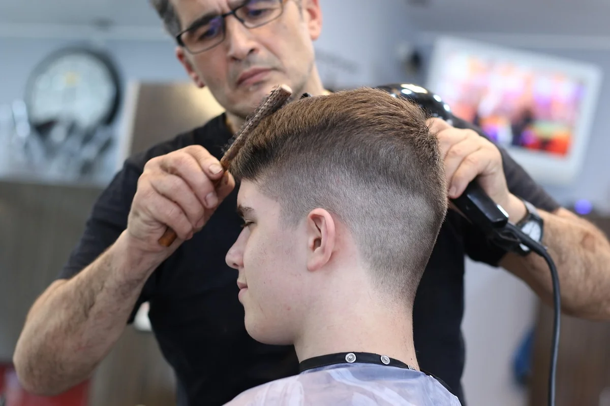 Tendance 2026 : la coupe cheveux homme raie au milieu fait son grand retour