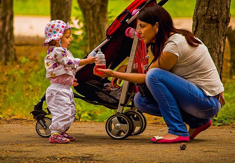 Comparatif poussette canne vs poussette tout-terrain : le guide 2026